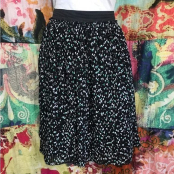 Torrid Green Floral Pleated Chiffon Skirt … - Picture 3 of 8